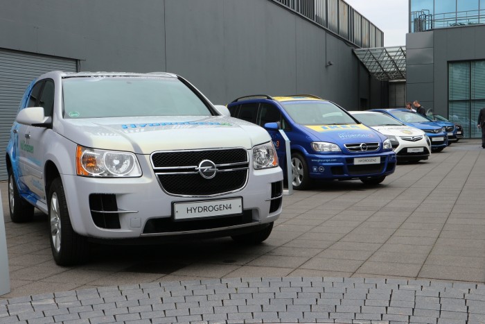 Hahó, élünk, jól vagyunk és németek vagyunk, üzeni az Opel a népnek 9