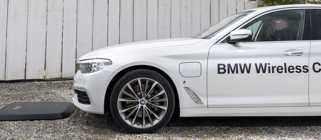 Itt az első vezeték nélkül tölthető autó