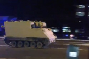 Ellopott egy páncélozott harcjárművet, a rendőrök üldözőbe vették