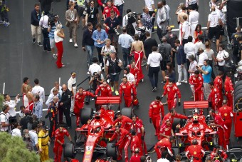 F1: Előbb zavarják a pályára a pilótákat