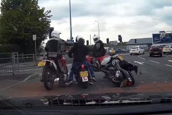 Ahogy ez a három rendőr lecsap a bűnözőkre, azt még nézni is jó