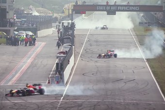 F1: Így füstöl gumit egyszerre három Red Bull