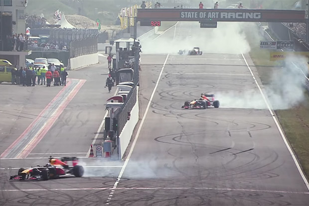 F1: Így füstöl gumit egyszerre három Red Bull