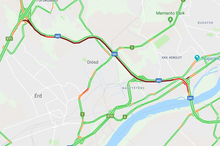 Óriási dugó van az M0-son, araszol a sor