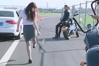 Ahogy ez a lány megbünteti a szemetelő autóst, azt a vébén is megirigyelnék