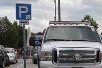 Mesteribb módon nem is foglalhatott volna el 4 mozgáskorlátozott parkolót