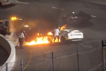 Kitépte fiát a lángoló versenyautóból