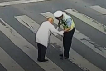 Egy világ ünnepli ezt a rendőrt, ilyet ritkán látsz