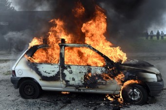 Lángolnak az autók az országban