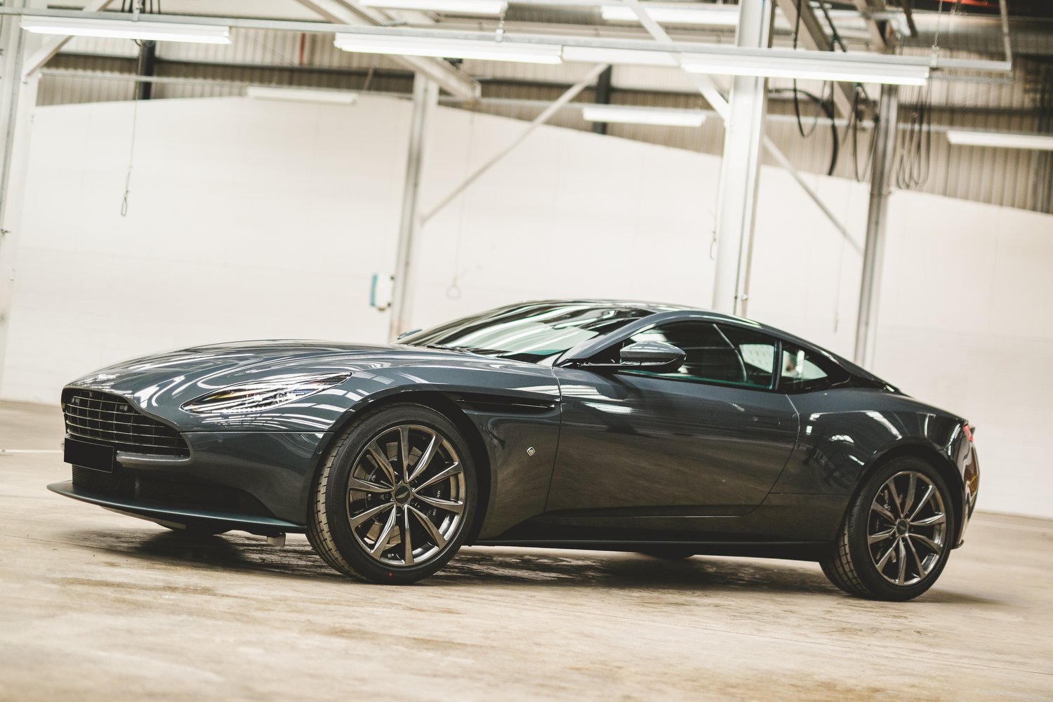 Egyedi DB11-esek az Aston Martintól 24