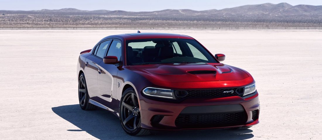 Már elöl is hajt a brutális jenki szedán