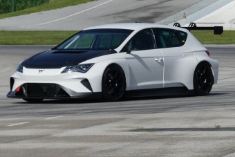 Pályára vitték az első elektromos túraautót