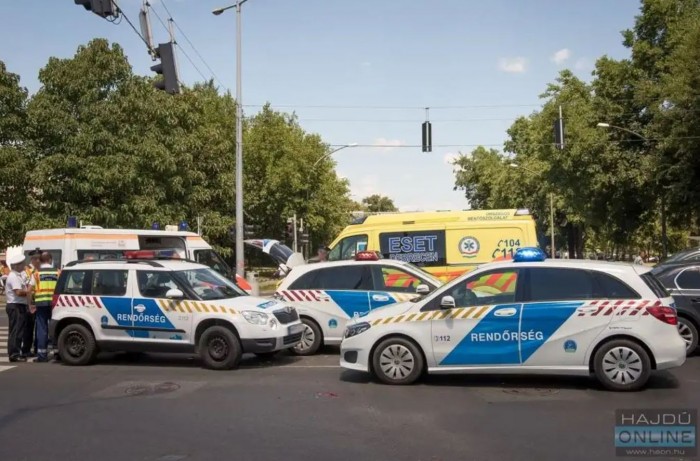 Két rendőrautó ütközött Debrecenben, de ami utána történt, arra nem készült fel senki 2 Két rendőrautó ütközött Debrecenben, de ami utána történt, arra nem készült fel senki 2
