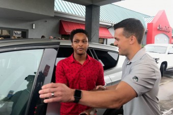 Első munkanapján autót kapott ajándékba