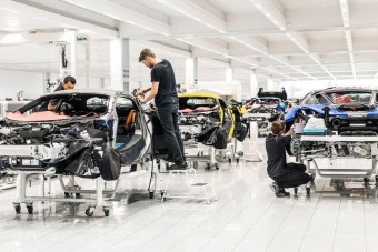 2025-től csak hibrideket gyárt a McLaren