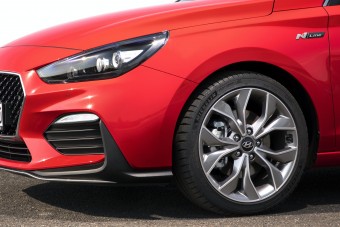 Félig sportos verzióval erősít a Hyundai i30