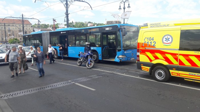 Káosz Budapesten, busz ütközött motorossal 1