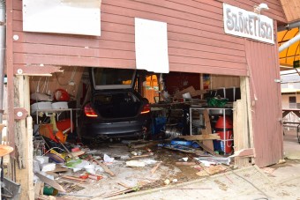 Étterembe rontott egy autó Vásárosnaményban