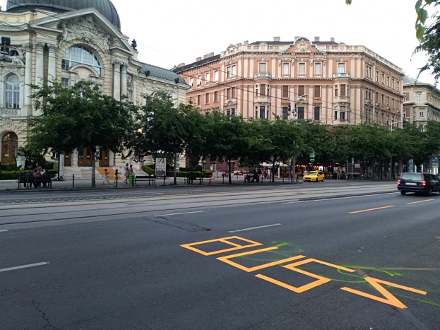 Tényleg ennyire nehéz felírni az útra, hogy BUSZ? 1