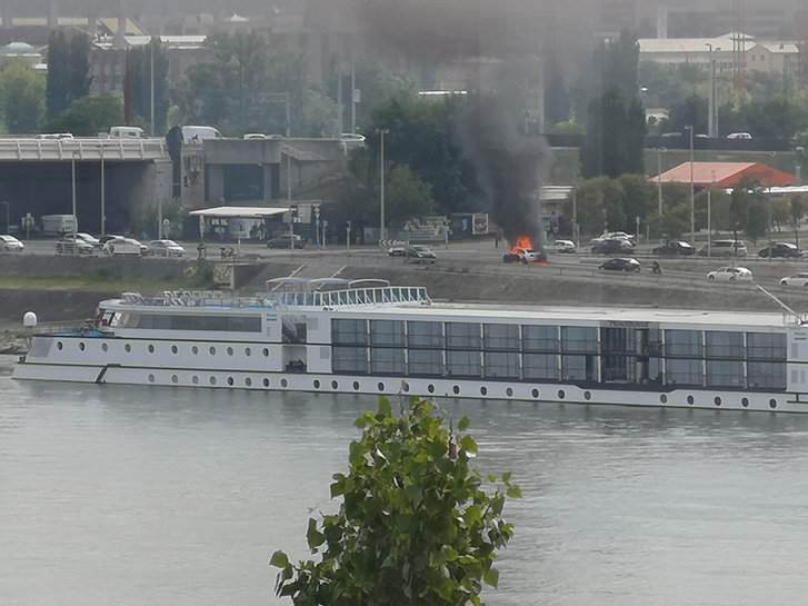 Kigyulladt egy autó a budai rakparton – fotó 1 | Vezess Kigyulladt egy autó a budai rakparton – fotó 1