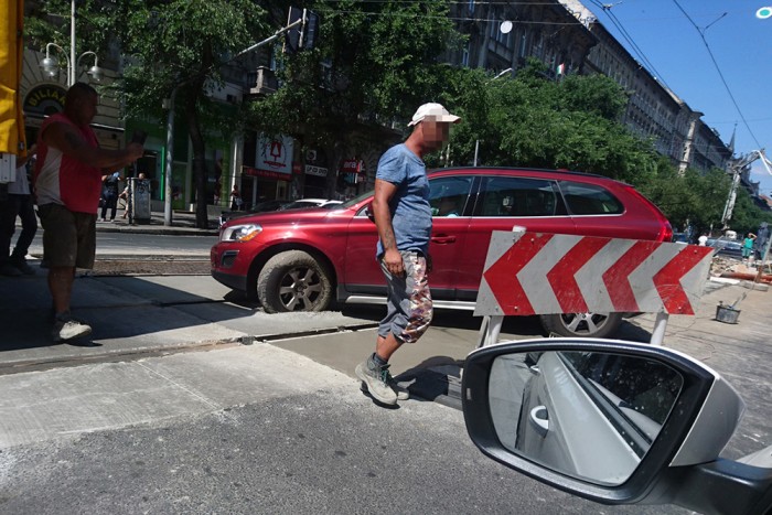 A friss betonba hajtott egy autós a körúton 1