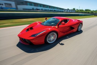 Jótékony célra árvereznek el egy LaFerrarit
