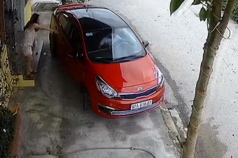 Nézni is fáj, ahogy ez az autós a kiállás problémájával küzd