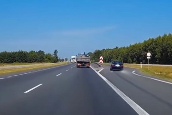 Videojátékba illő tahó előzést mutatott be egy autós, csakhogy ez a való élet!