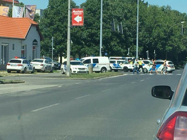 Két rendőrautó ütközött Debrecenben, de ami utána történt, arra nem készült fel senki 1 Két rendőrautó ütközött Debrecenben, de ami utána történt, arra nem készült fel senki 1
