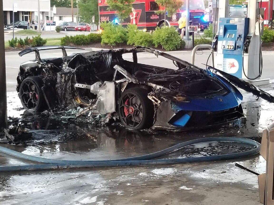 Ezt a hülyeség miatt porrá égett Lamborghinit látva megsajdul a szíved 1