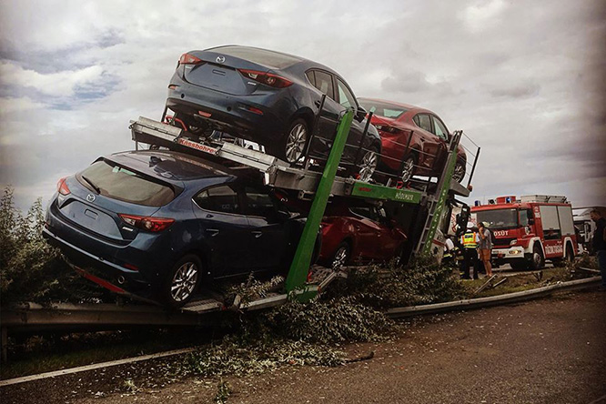 Autószállító ütközött korlátnak az M5-ösön – fotó