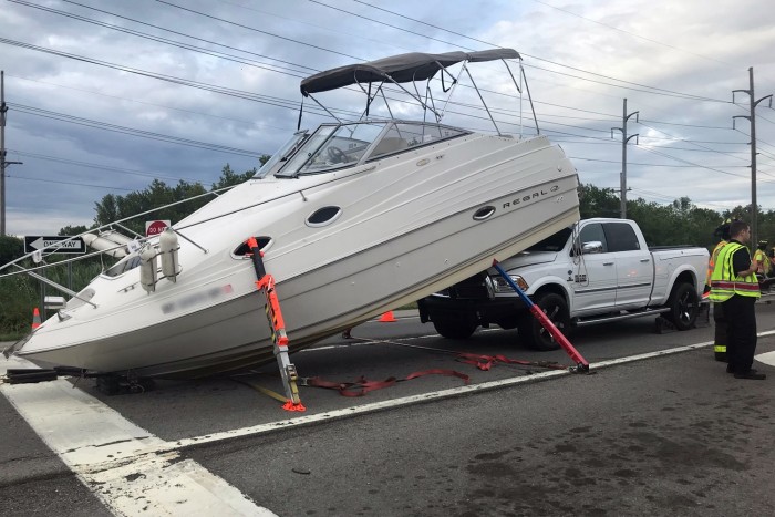 Átszáguldott rajta a hajó, amit vontatott