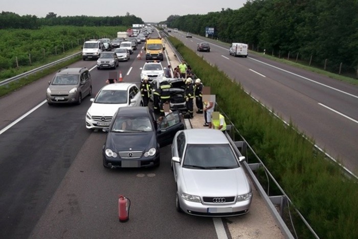 Négy autó ütközött az M5-ösön