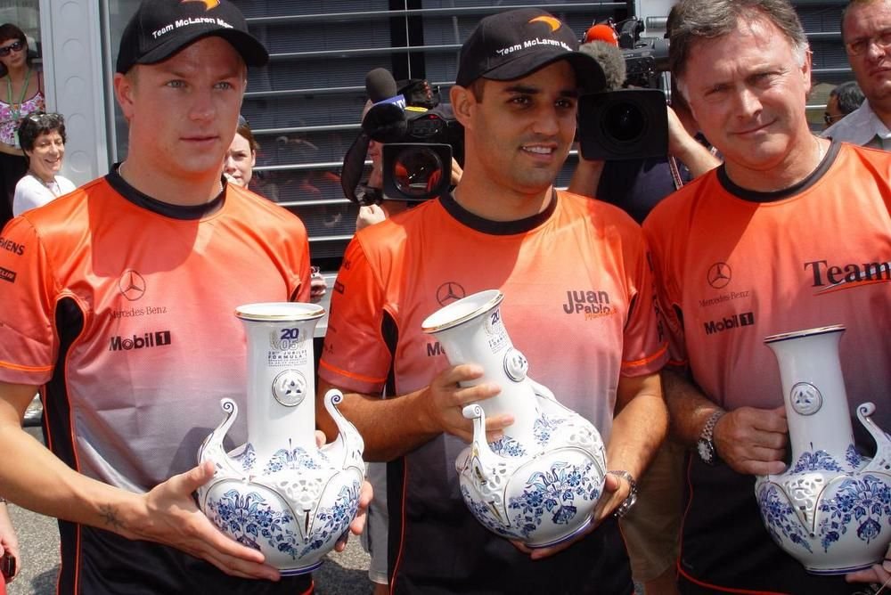 2005-ben az egyéni és a konstruktőri világbajnoki cím is a McLaren-Mercedeshez került. A hivatalos kormánykerék-trófea mellett hollóházi porcelánokkal ajándékozták meg a csapatokat.

, Hollóháza -
