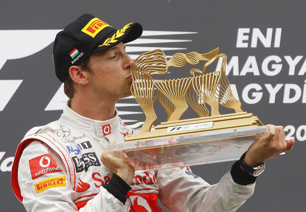 2010 - Sebastian Vettel faarccal, Button Jenson túláradó szeretettel fogadta az olasz formatervező által megálmodott szponzorkutyát, amely Németországban is szerephez jutott
