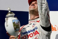 2008 - Timo Glock kézzel festett herendi vázával mond köszönetet az égieknek