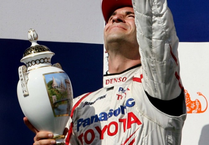 2008 - Timo Glock kézzel festett herendi vázával mond köszönetet az égieknek