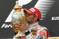 F1: Képeken a Magyar Nagydíj győztesének járó trófea 23