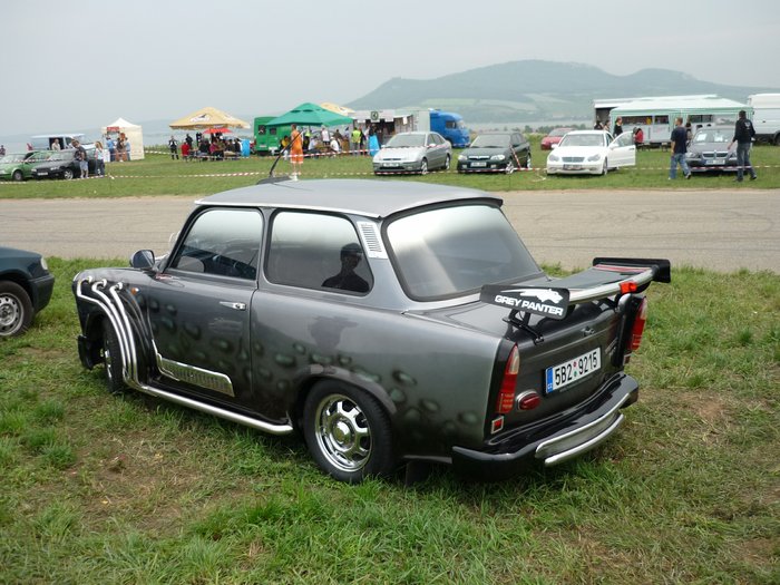A nap legfontosabb kérdése: Gagyi, vagy profi ez a szétfaragott Trabant? 1