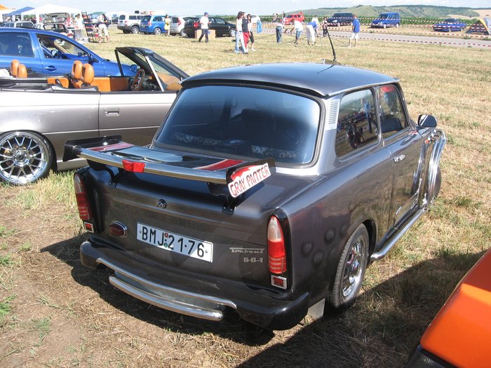 A nap legfontosabb kérdése: Gagyi, vagy profi ez a szétfaragott Trabant? 3