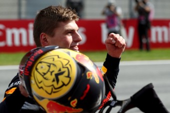 F1: Verstappen szabálytalanul előzte Kimit? - videó