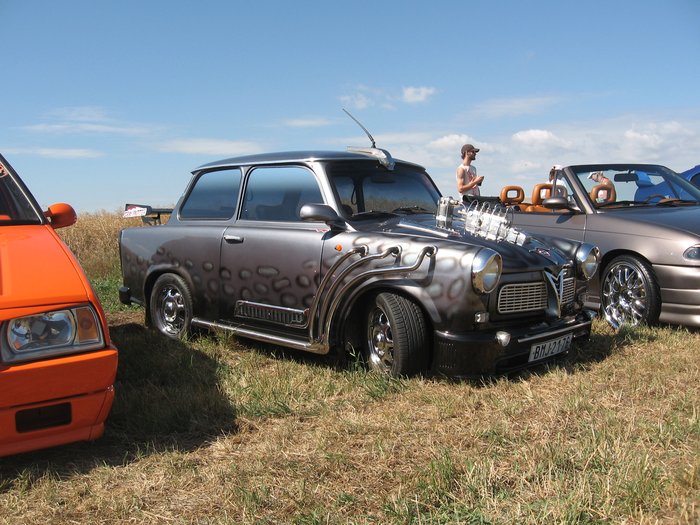A nap legfontosabb kérdése: Gagyi, vagy profi ez a szétfaragott Trabant? 5
