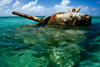 Tankokat és páncélos járműveket süllyesztettek a tengerbe