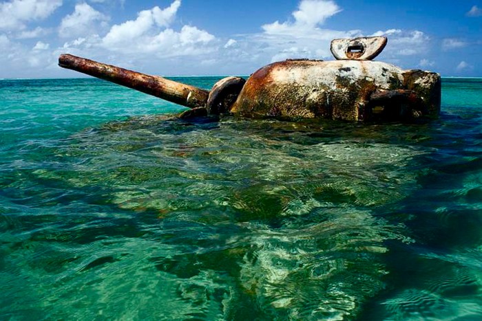 Tankokat és páncélos járműveket süllyesztettek a tengerbe