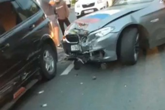 Gumiégetéssel ünnepelte az orosz csapatot egy autós, baleset lett a vége