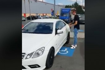 Nevetve szállt be mozgássérült helyen álló Mercedesébe a fiatal srác