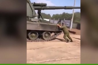 Megindult egy orosz önjáró löveg, téglákkal állították meg