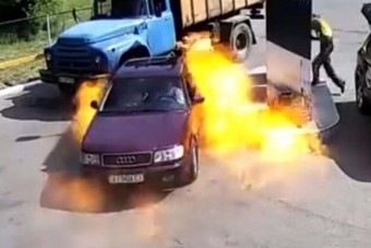 Berobbant az Audi orra, de a benzinkutas tudta a dolgát