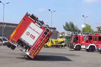 Csúnyán felborult egy olasz tűzoltóautó bemutató közben