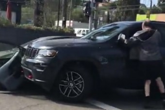 Így pusztít a dugó miatt begőzölt terepjárós